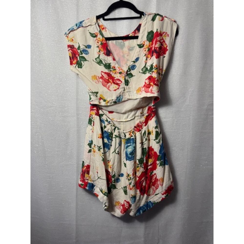 COTTON CANDY CREAM AND FLORAL ROMPER SIZE SMALL - Picture 2 of 7